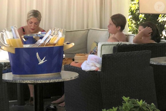 Exclusif - Tori Spelling passe du bon temps en famille avec son mari Dean McDermott et ses enfants Hattie, Finn, Beau, Liam et Stella. Palm Springs, le 17 juin 2018.
