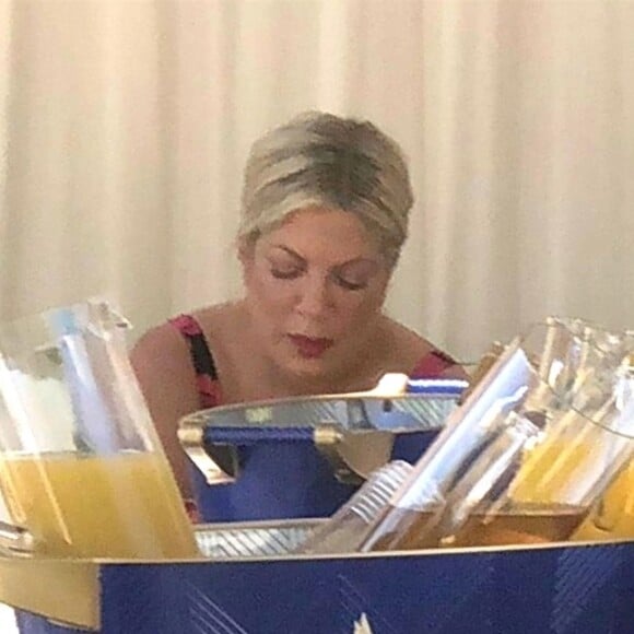 Exclusif - Tori Spelling passe du bon temps en famille avec son mari Dean McDermott et ses enfants Hattie, Finn, Beau, Liam et Stella. Palm Springs, le 17 juin 2018.