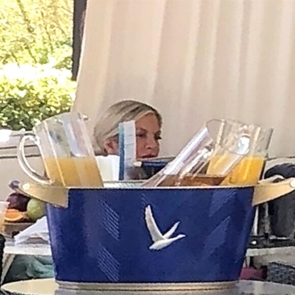 Exclusif - Tori Spelling passe du bon temps en famille avec son mari Dean McDermott et ses enfants Hattie, Finn, Beau, Liam et Stella. Palm Springs, le 17 juin 2018.