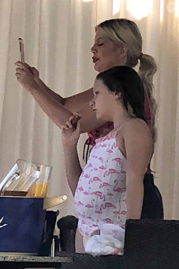 Exclusif - Tori Spelling passe du bon temps en famille avec son mari Dean McDermott et ses enfants Hattie, Finn, Beau, Liam et Stella. Palm Springs, le 17 juin 2018.