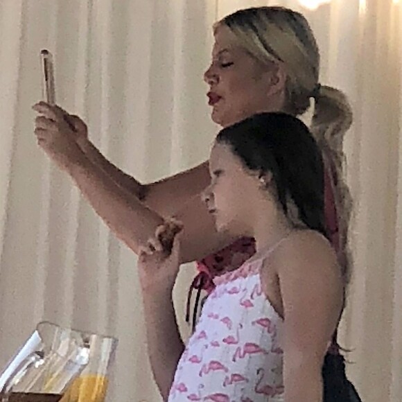 Exclusif - Tori Spelling passe du bon temps en famille avec son mari Dean McDermott et ses enfants Hattie, Finn, Beau, Liam et Stella. Palm Springs, le 17 juin 2018.