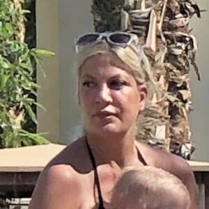 Exclusif - Tori Spelling passe du bon temps en famille avec son mari Dean McDermott et ses enfants Hattie, Finn, Beau, Liam et Stella. Palm Springs, le 19 juin 2018.