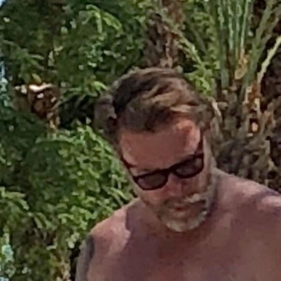 Exclusif - Tori Spelling passe du bon temps en famille avec son mari Dean McDermott et ses enfants Hattie, Finn, Beau, Liam et Stella. Palm Springs, le 19 juin 2018.