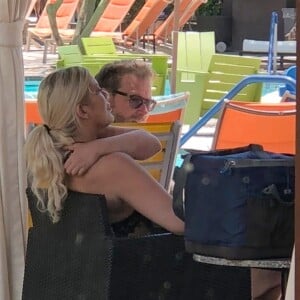 Exclusif - Tori Spelling passe du bon temps en famille avec son mari Dean McDermott et ses enfants Hattie, Finn, Beau, Liam et Stella. Palm Springs, le 19 juin 2018.