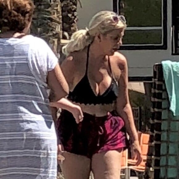 Exclusif - Tori Spelling passe du bon temps en famille avec son mari Dean McDermott et ses enfants Hattie, Finn, Beau, Liam et Stella. Palm Springs, le 19 juin 2018.