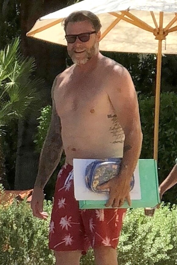 Exclusif - Tori Spelling passe du bon temps en famille avec son mari Dean McDermott et ses enfants Hattie, Finn, Beau, Liam et Stella. Palm Springs, le 19 juin 2018.
