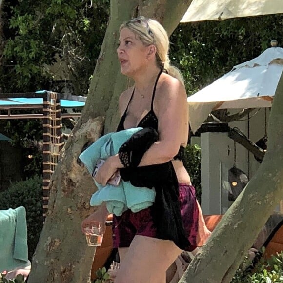 Exclusif - Tori Spelling passe du bon temps en famille avec son mari Dean McDermott et ses enfants Hattie, Finn, Beau, Liam et Stella. Palm Springs, le 19 juin 2018.