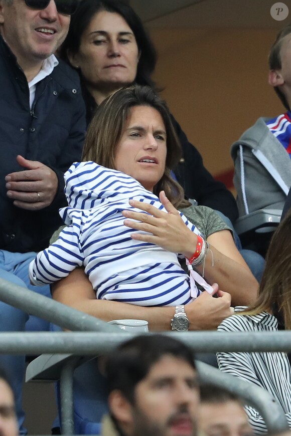 Amélie Mauresmo et son fils Aaron Mauresmo lors du match du quart de finale de l'UEFA Euro 2016 France-Islande au Stade de France à Saint-Denis, France le 3 juillet 2016. © Cyril Moreau/Bestimage