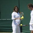 Andy Murray et son entraîneuse Amélie Mauresmo, enceinte lors de l'entraînement au tournoi de tennis de Wimbledon à Londres le 9 juillet 2015.