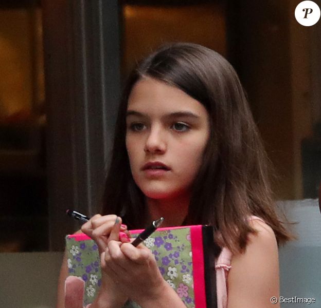 Exclusif - Suri Cruise dans la rue à New York avec sa nounou le 31 mai 2018