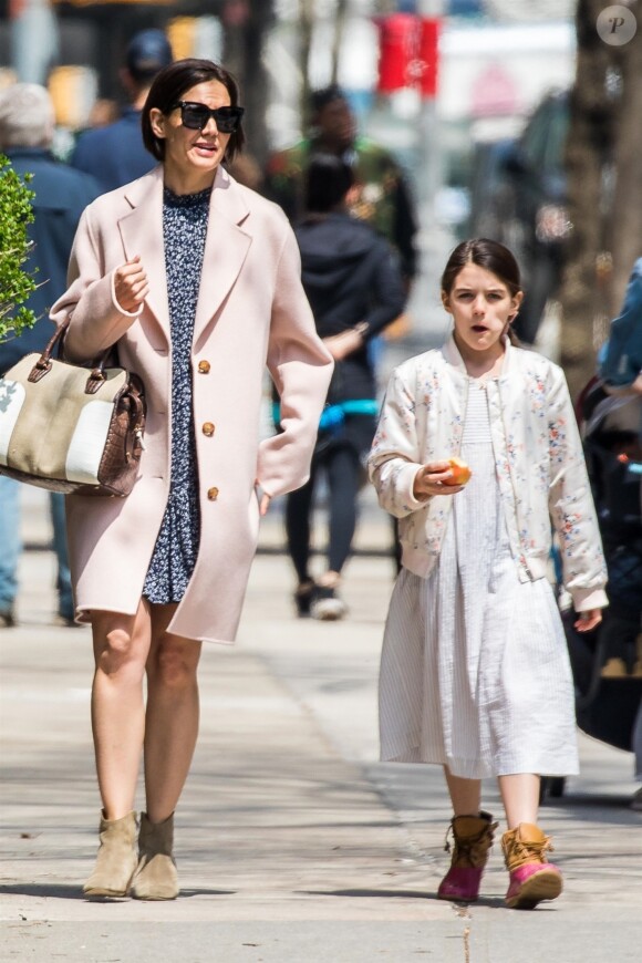 Katie Holmes et sa fille Siri Cruise se promènent à New York le 28 avril 2018.