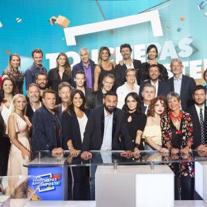 Cyril Hanouna et sa nouvelle équipe de chroniqueurs pour la saison 2017/2018 dans "Touche pas à mon poste" (C8), photo officielle.