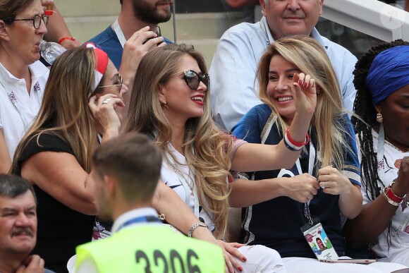Maria Salaues (compagne de Paul Pogba porte une bague de fiançailles) - Célébrités dans les tribunes lors du match de coupe du monde opposant la France au Danemark au stade Loujniki à Moscou, Russia, le 26 juin 2018. Le match s'est terminé par un match nul 0-0. © Cyril Moreau/Bestimage  Celebs attending the 2018 FIFA World Cup Russia Group C match between Denmark and France at the Luzhniki Stadium Moscow in Moscow, Russia on June, 26, 2018. The match ended in a 0-0 draw.26/06/2018 - Moscou