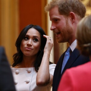 Le prince Harry, duc de Sussex, et Meghan Markle, duchesse de Sussex, au palais de Buckingham à Londres le 26 juin 2018 pour la réception des Queen's Young Leaders Awards.