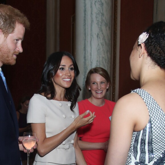 Le prince Harry, duc de Sussex, et Meghan Markle, duchesse de Sussex, au palais de Buckingham à Londres le 26 juin 2018 pour la réception des Queen's Young Leaders Awards.