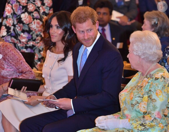 Le prince Harry, duc de Sussex, et Meghan Markle, duchesse de Sussex, avec la reine Elizabeth II au palais de Buckingham à Londres le 26 juin 2018 pour la réception des Queen's Young Leaders Awards.