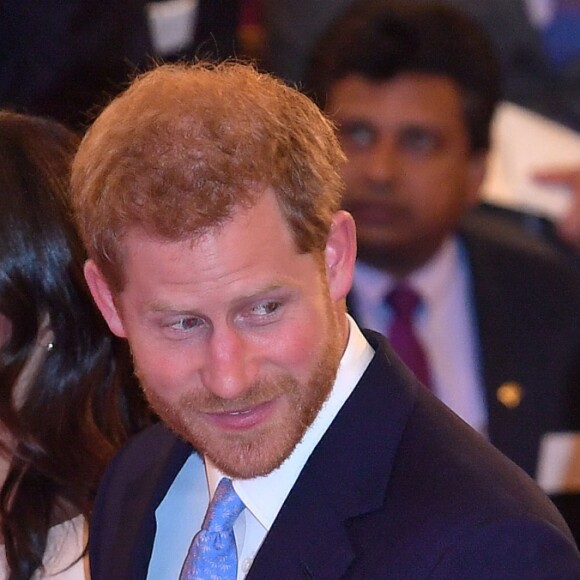 Le prince Harry, duc de Sussex, et Meghan Markle, duchesse de Sussex, avec la reine Elizabeth II au palais de Buckingham à Londres le 26 juin 2018 pour la réception des Queen's Young Leaders Awards.