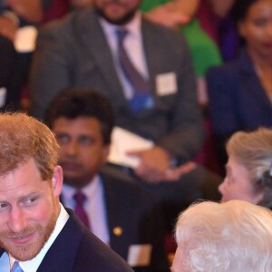 Le prince Harry, duc de Sussex, et Meghan Markle, duchesse de Sussex, avec la reine Elizabeth II au palais de Buckingham à Londres le 26 juin 2018 pour la réception des Queen's Young Leaders Awards.