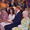 Le prince Harry, duc de Sussex, et Meghan Markle, duchesse de Sussex, avec la reine Elizabeth II au palais de Buckingham à Londres le 26 juin 2018 pour la réception des Queen's Young Leaders Awards.
