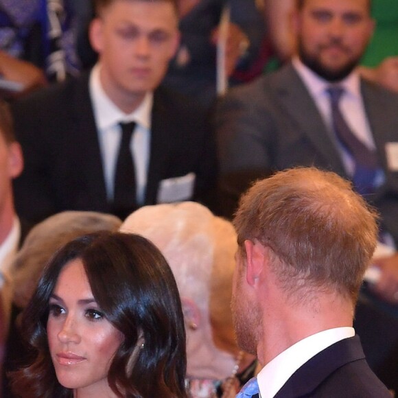 Le prince Harry, duc de Sussex, et Meghan Markle, duchesse de Sussex, avec la reine Elizabeth II au palais de Buckingham à Londres le 26 juin 2018 pour la réception des Queen's Young Leaders Awards.