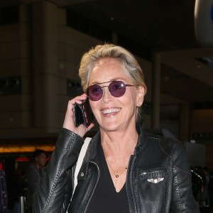 Sharon Stone arrive à l'aéroport de Los Angeles (LAX), le 20 juin 2018.