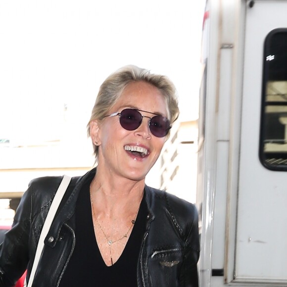 Sharon Stone arrive à l'aéroport de Los Angeles (LAX), le 20 juin 2018.