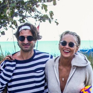 Sharon Stone profite de sa journée avec son nouveau compagnon sur une plage de Miami à la veille des ses 60 ans qu'elle fêtera le 10 mars. Miami le 9 mars 2018.