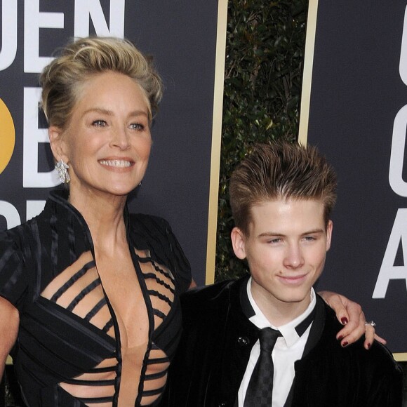 Sharon Stone et son fils Roan Joseph Bronstein sur le tapis rouge de la 75ème cérémonie des Golden Globe Awards au Beverly Hilton à Los Angeles, le 7 janvier 2018.