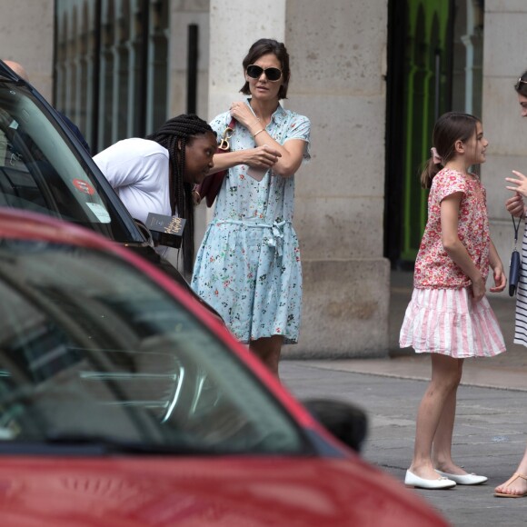 Katie Holmes et sa fille Suri vont visiter le Louvre, à Paris, à l'occasion de leur voyage en France le 1er juillet 2018