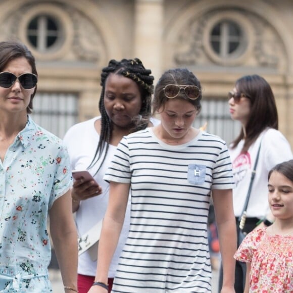 Katie Holmes et sa fille Suri vont visiter le Louvre, à Paris, à l'occasion de leur voyage en France le 1er juillet 2018