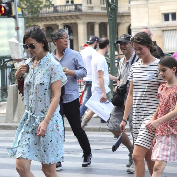 Katie Holmes et sa fille Suri vont visiter le Louvre, à Paris, à l'occasion de leur voyage en France le 1er juillet 2018