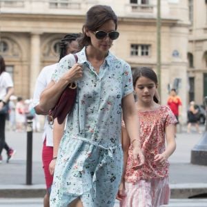 Katie Holmes dans une jolie robe robe Zadig&Voltaire et sa fille Suri vont visiter le Louvre, à Paris, à l'occasion de leur voyage en France le 1er juillet 2018