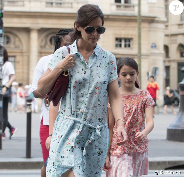 Katie Holmes dans une jolie robe robe Zadig&amp;Voltaire et sa fille Suri vont visiter le Louvre, à Paris, à l'occasion de leur voyage en France le 1er juillet 2018