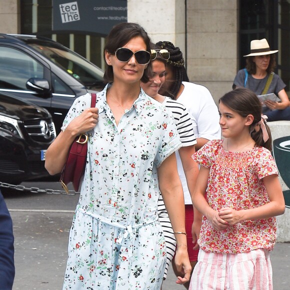 Katie Holmes et sa fille Suri quittent le musée du Louvre et rentrent à l'hotel à Paris, le 1er juillet 2018.