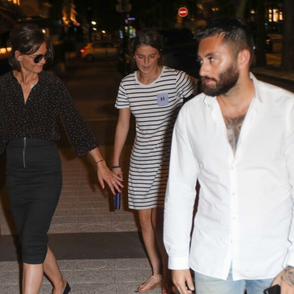 Katie Holmes et sa fille Suri ont dîné au restaurant Ferdi avant de repartir acompagnées d'un chauffeur qui est passé devant la Tour Eiffel, avant de les ramener à leur hôtel à Paris le 1er juillet 2018.