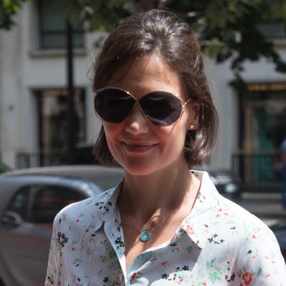 Katie Holmes arrive au Plaza Athénée à l'occasion de son voyage en France à Paris le 1er juillet 2018