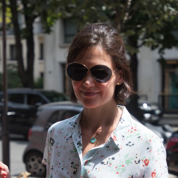 Katie Holmes arrive au Plaza Athénée à l'occasion de son voyage en France à Paris le 1er juillet 2018