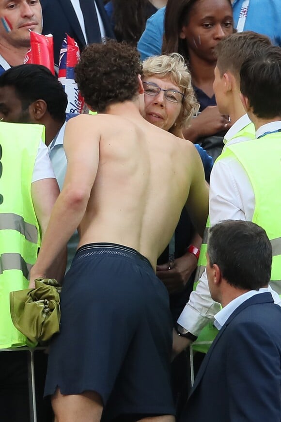 Benjamin Pavard et sa mère Nathalie - Célébrités dans les tribunes lors du match de coupe du monde opposant la France au Danemark au stade Loujniki à Moscou, Russia, le 26 juin 2018. Le match s'est terminé par un match nul 0-0. © Cyril Moreau/Bestimage