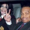 Michael Jackson et son père Joe lors de son procès au tribunal de Santa Maria le 30 avril 2004