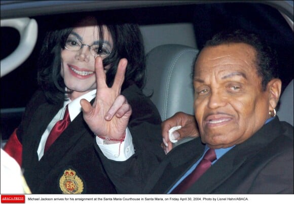 Michael Jackson et son père Joe lors de son procès au tribunal de Santa Maria le 30 avril 2004