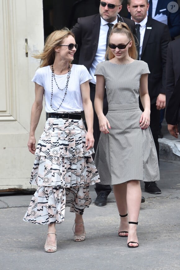 Vanessa Paradis (épouse Benchetrit) et sa fille Lily-Rose Depp quittent le défilé de mode "Chanel", collection Haute-Couture automne-hiver 2018/2019, à Paris. Le 3 juillet 2018 © CVS-Veeren / Bestimage