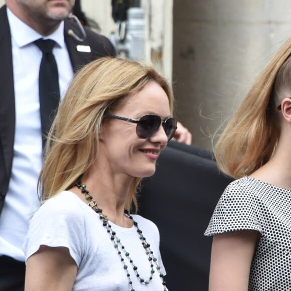 Vanessa Paradis (épouse Benchetrit) et sa fille Lily-Rose Depp quittent le défilé de mode "Chanel", collection Haute-Couture automne-hiver 2018/2019, à Paris. Le 3 juillet 2018 © CVS-Veeren / Bestimage