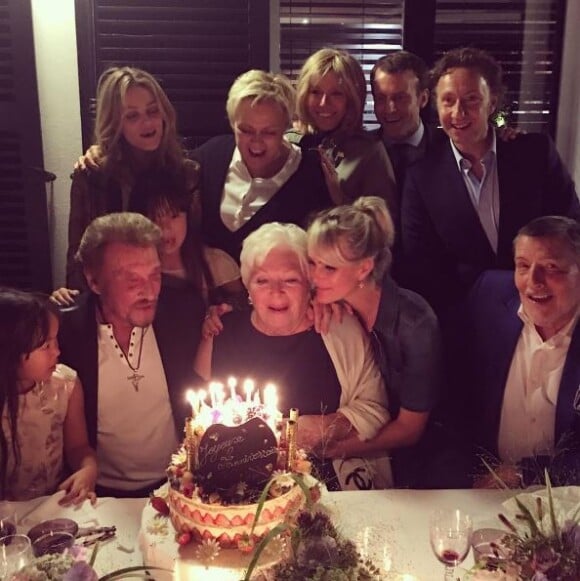 Line Renaud fête son 88e anniversaire avec ses amis stars (Vanessa Paradis, Johnny et Laeticia Hallyday, Emmanuel Macron...), le 5 juillet 2016 à Marnes-la-Coquette.