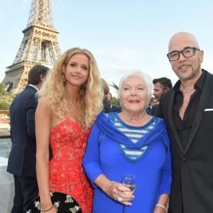 Line Renaud entre Pascal Obispo et sa femme Julie Hantson - Soirée du 90ème anniversaire de Line Renaud sur le Bateau Potel et Chabot "Pavillon Seine" à Paris le 2 juillet 2018. © Coadic Guirec/Bestimage