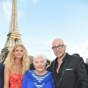 Line Renaud entre Pascal Obispo et sa femme Julie Hantson - Soirée du 90ème anniversaire de Line Renaud sur le Bateau Potel et Chabot "Pavillon Seine" à Paris le 2 juillet 2018. © Coadic Guirec/Bestimage