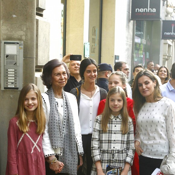 Leonor et Sofia d'Espagne avec la reine Sofia et la reine Letizia le 20 mai 2018 devant le théâtre Alcala à Madrid lors d'une représentation de Billy Elliot.