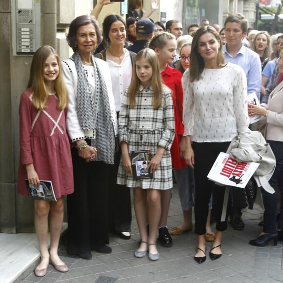Leonor et Sofia d'Espagne avec la reine Sofia et la reine Letizia le 20 mai 2018 devant le théâtre Alcala à Madrid lors d'une représentation de Billy Elliot.