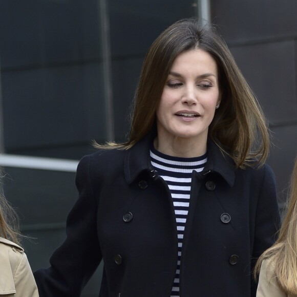 La princesse Leonor et l'infante Sofia lors d'une visite en famille au roi Juan Carlos Ier d'Espagne à l'hôpital à Madrid le 8 avril 2018.
