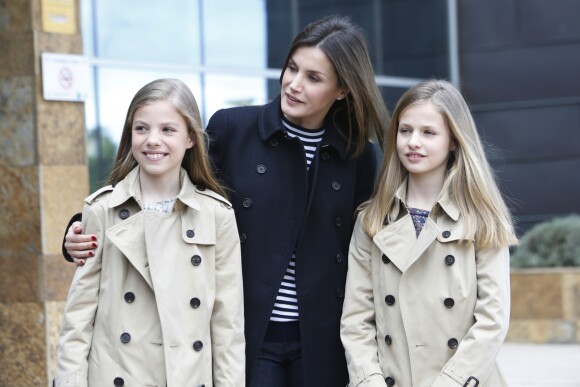 La princesse Leonor et l'infante Sofia lors d'une visite en famille au roi Juan Carlos Ier d'Espagne à l'hôpital à Madrid le 8 avril 2018.