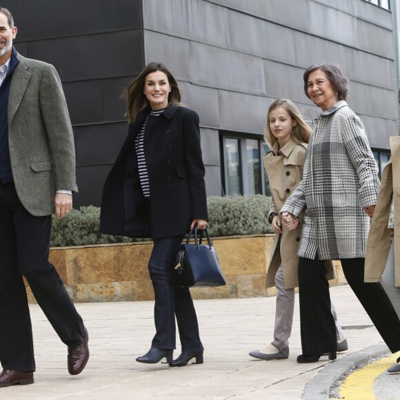 La princesse Leonor et l'infante Sofia lors d'une visite en famille au roi Juan Carlos Ier d'Espagne à l'hôpital à Madrid le 8 avril 2018.